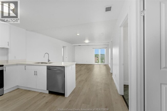 Building Photo - 1611 Banwell Rd