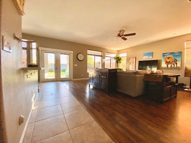 Building Photo - Gorgeous 4 Bedroom 3 Bath home with Pool, ...