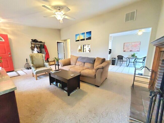 Foto del edificio - 532 Marchant Rd