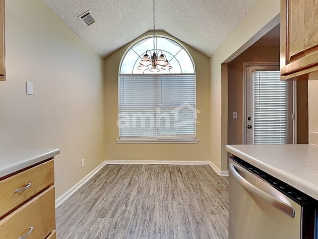Building Photo - 139 W Tisbury Ln