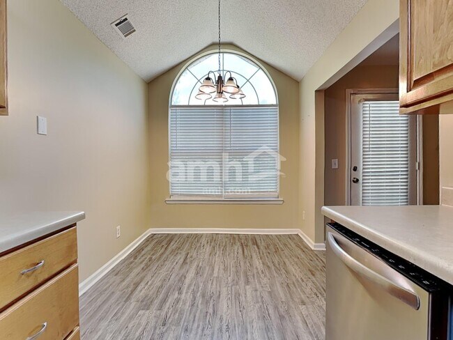 Foto del edificio - 139 W Tisbury Ln