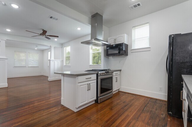 Building Photo - 2311 Lee St