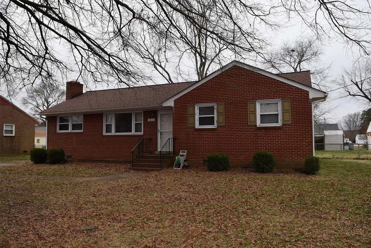 Foto principal - All brick rancher close to White Oak Mall ...