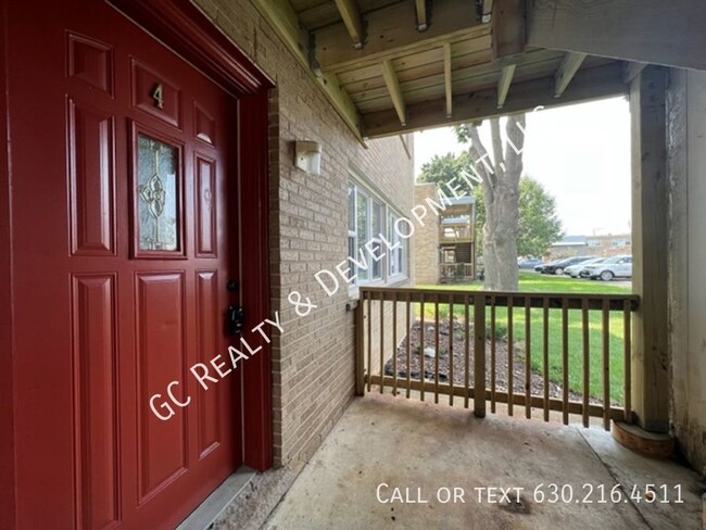 Foto del edificio - ***FRESH PAINT / REFINISHED HARDWOOD FLOOR...