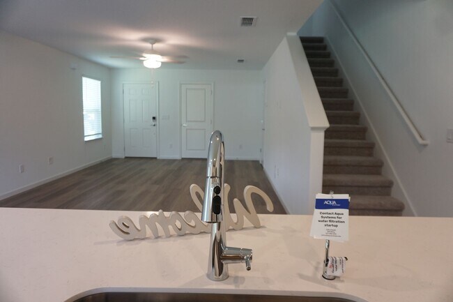 Foto del edificio - 6095 Falcon Gate Ln