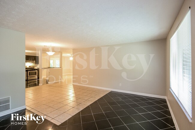 Foto del edificio - 5225 Martins Crossing Rd