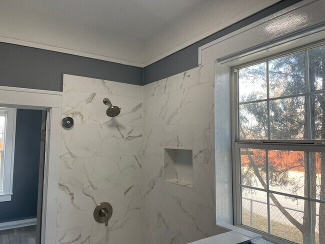 Shower - 2601 Fort Ave