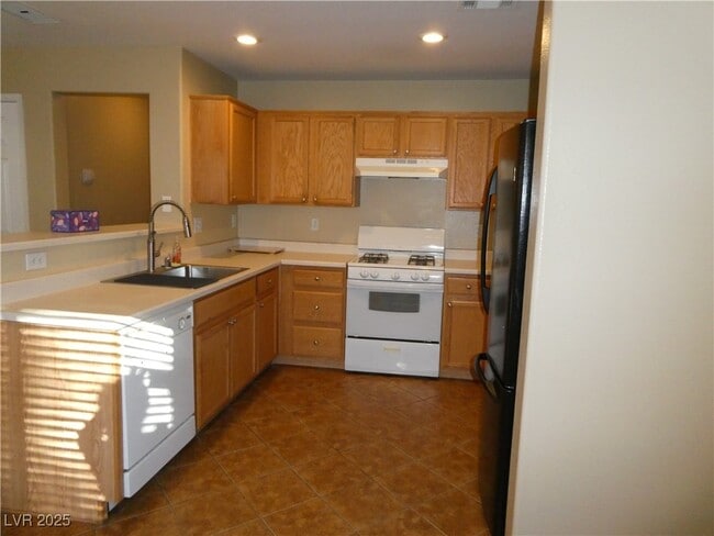 Building Photo - 941 Medina De Leon Ave