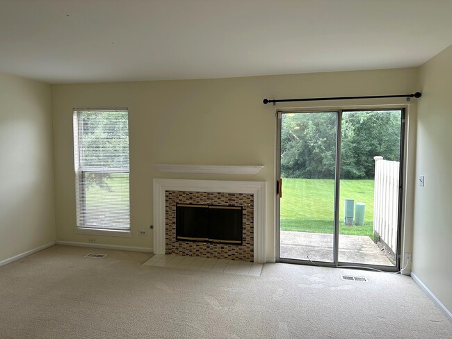 Building Photo - 220 Steeplechase Ct