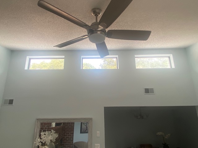 Vaulted ceiling and skylights in living room - 2112 Turtle Creek Dr