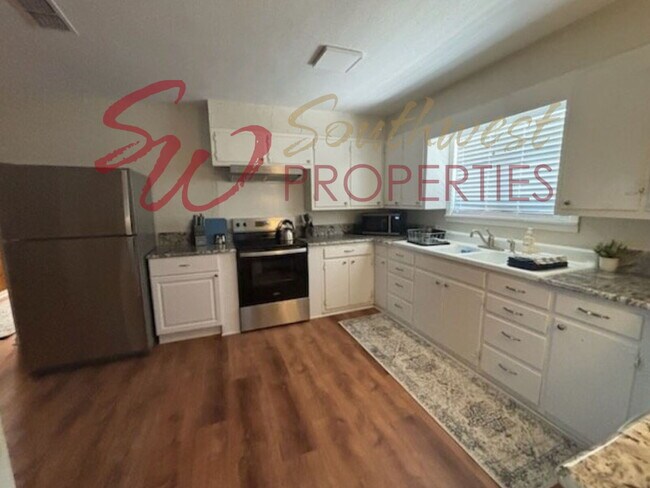 Foto del edificio - Welcome to the Texan Sideline! 4 bedroom 3 bath across from TSU football stadium!!