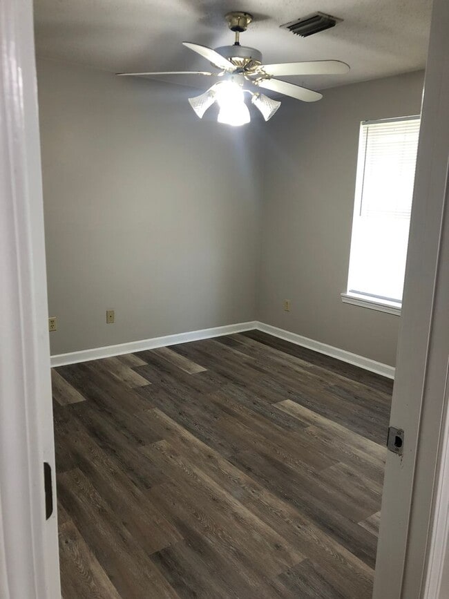 Building Photo - Fully Remodeled 3 Bed / 2 Bath Home in Sea...