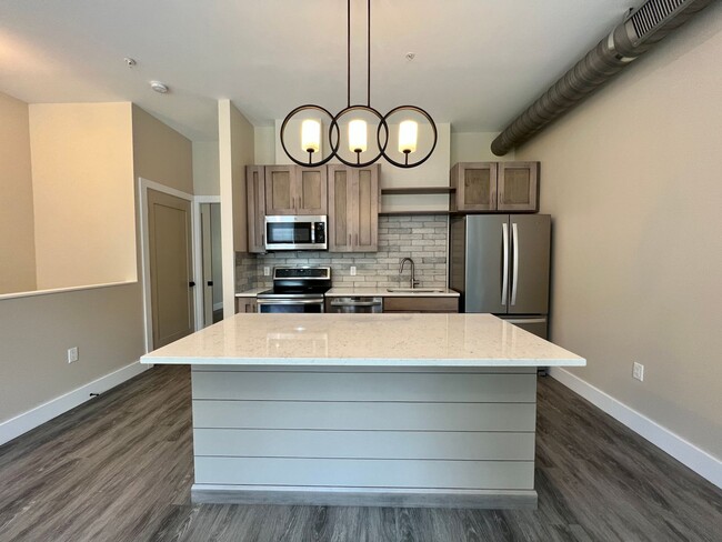 Building Photo - Bright and Spacious New Apartment in West ...