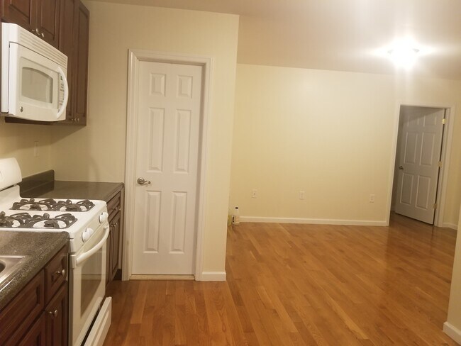 living room - 7512 67th Dr