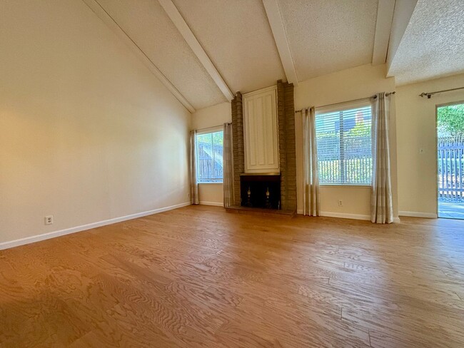 Building Photo - Completely Updated 3 Bed 2.5 Bath Walnut C...