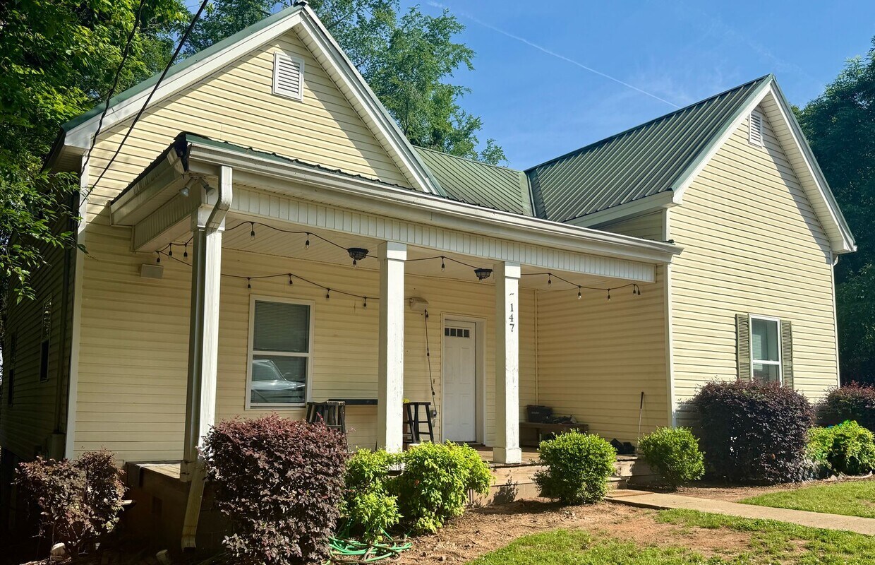 Primary Photo - Four Bedroom Near Downtown Athens