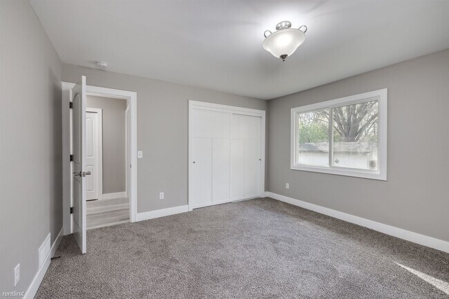Building Photo - 8421 Xerxes Ave N