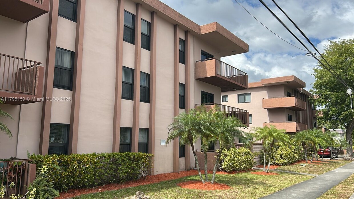 Foto principal - 690 NE 123rd St
