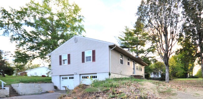 Building Photo - House in Benton City Limits