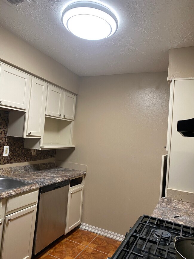 Building Photo - 3131 Kent Dr