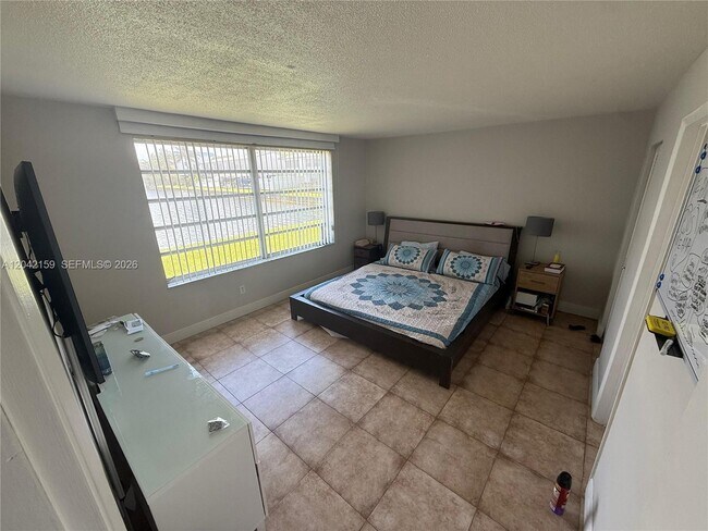 Foto del edificio - 1300 NE 191st St