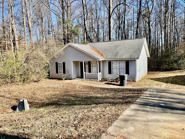 Building Photo - Welcome to this charming 3 bedroom, 2 bath...