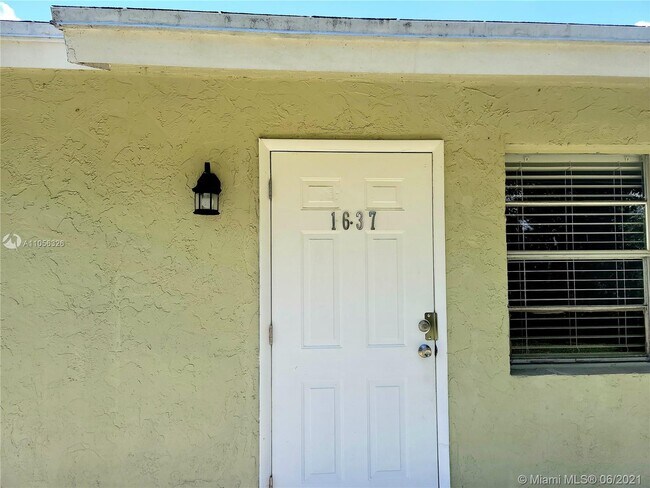 Building Photo - 1637 W Breezy Ln