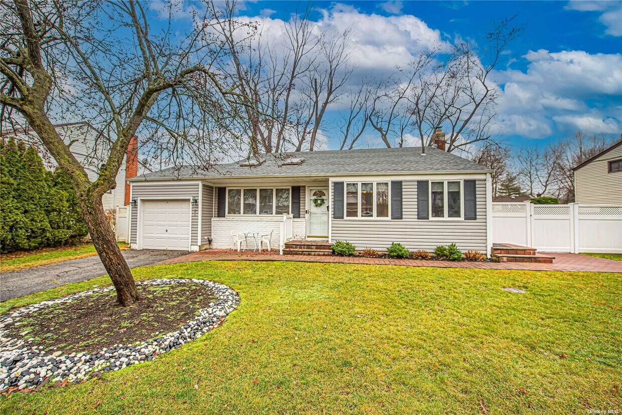 Primary Photo - 24 Court Dr