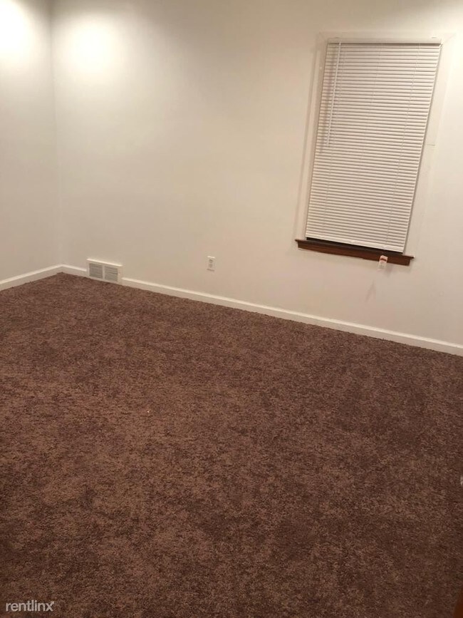 Building Photo - 3 br, 1.5 bath House - 4242 E Outer Dr