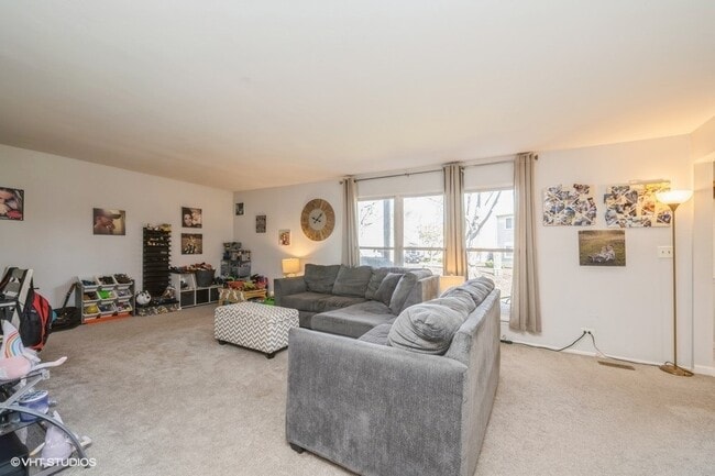 Foto del edificio - 380 Newport Ln