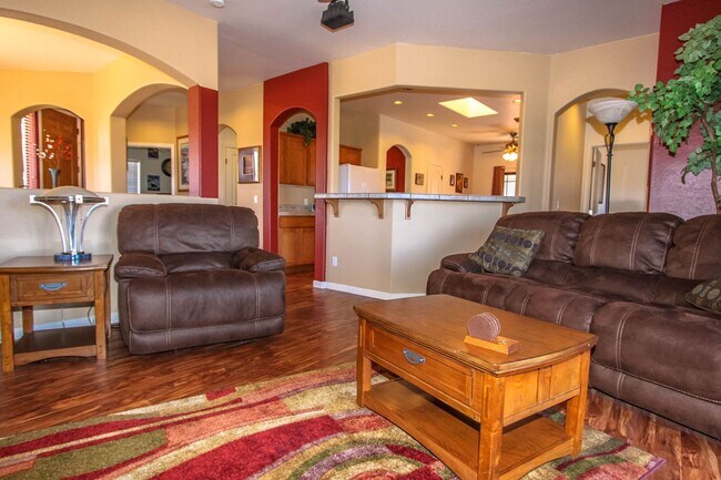 Building Photo - Furnished in Willow Hills