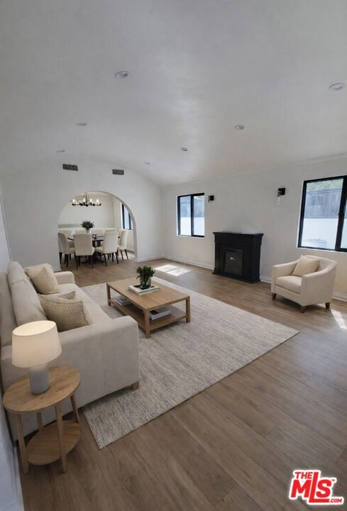 Foto del edificio - 620 N Poinsettia Pl
