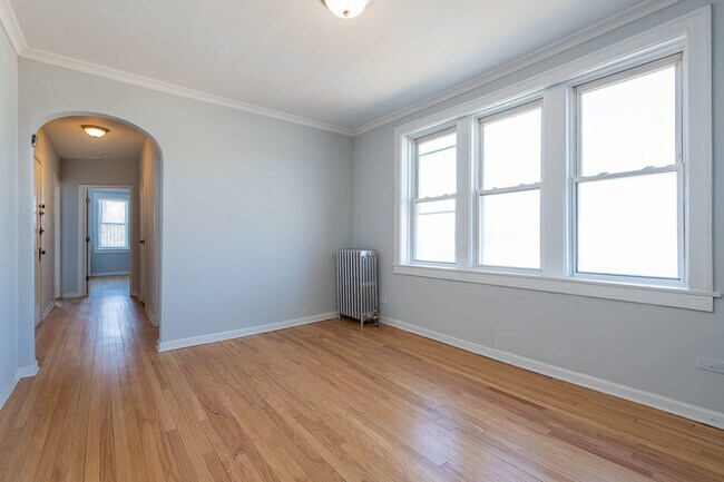 Foto del edificio - 5850 W Higgins Ave