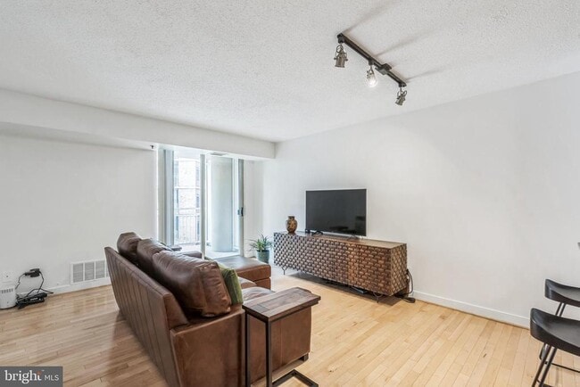Foto del edificio - 7500 Woodmont Ave