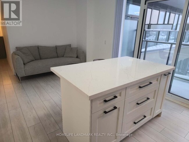 Building Photo - 270 Dufferin St