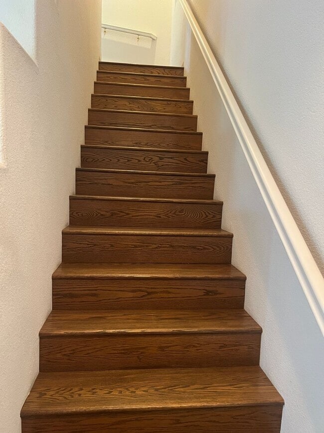 Building Photo - West Ventura Condo with a three car garage!