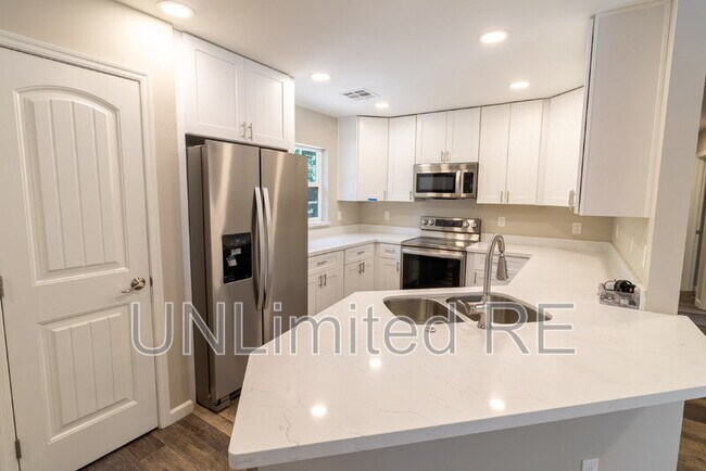 Building Photo - 216 E Zuni Dr