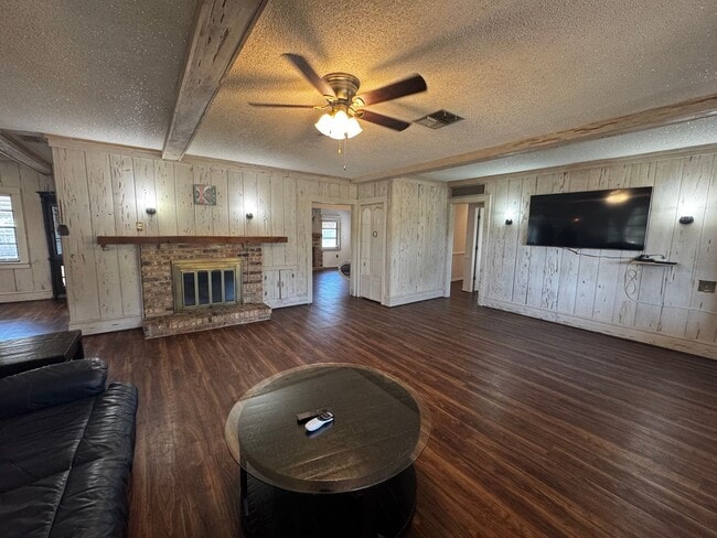 Building Photo - Charming Home with Mother in-Law Suite & Lake Access