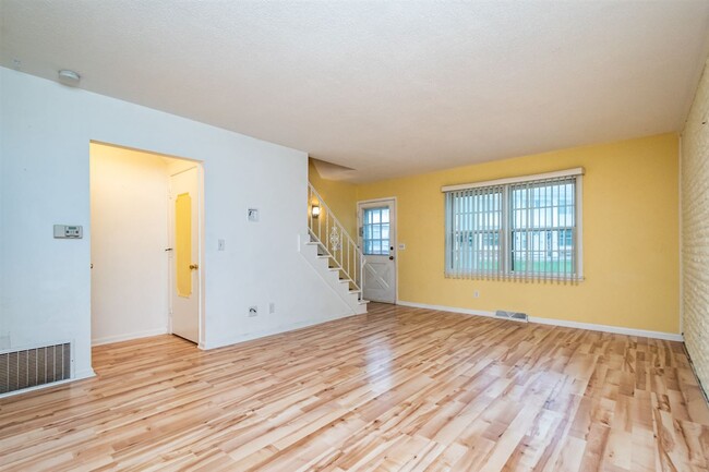 Building Photo - 915 Oakcrest St