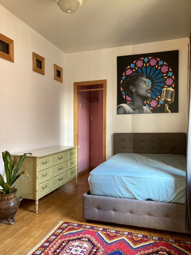 Foto del edificio - 2628 W Division St