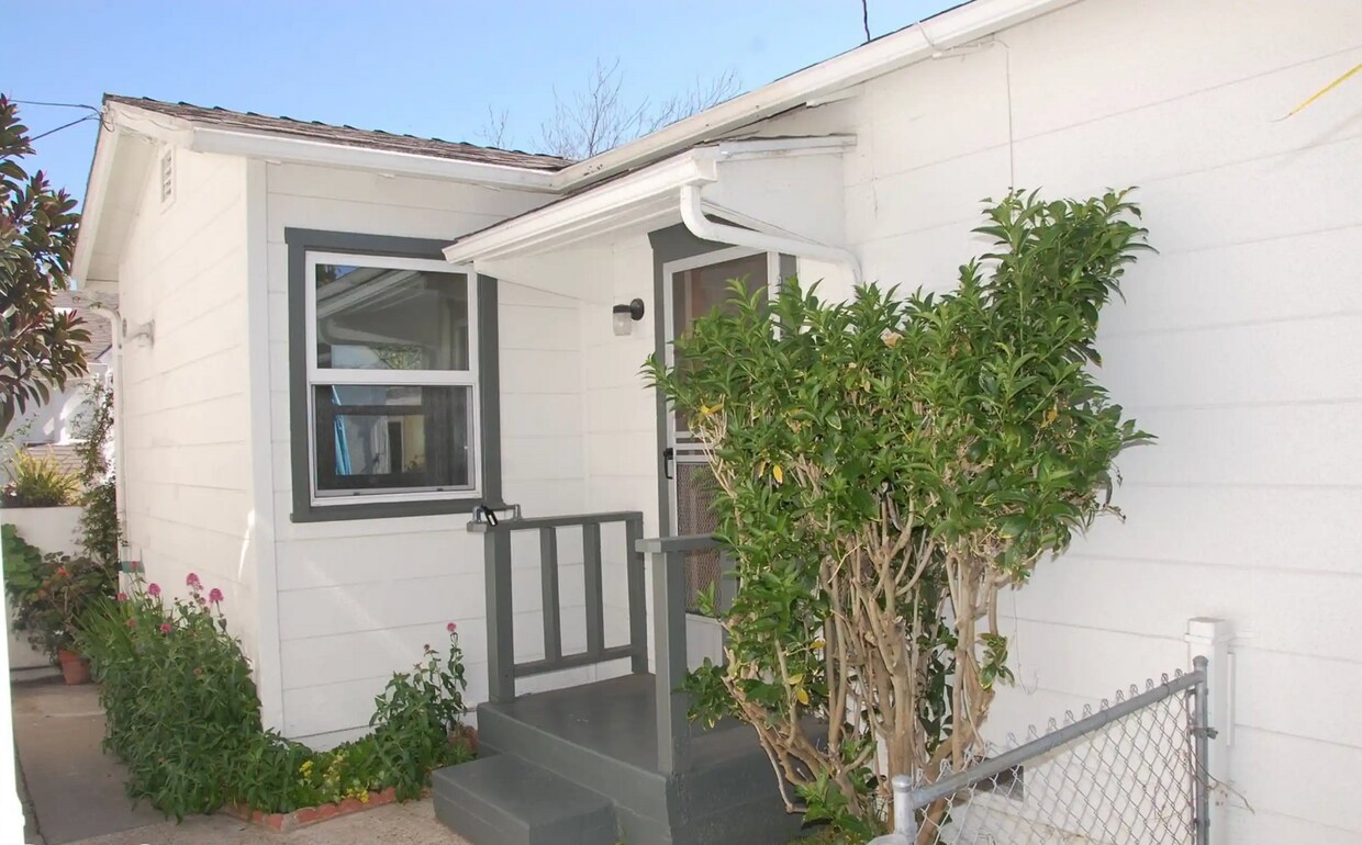 entrance - 614 W Cota St