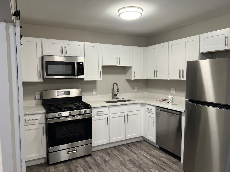 Foto principal - 10211 Corning St