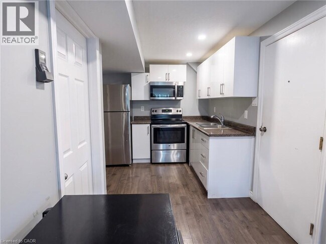 Building Photo - 304 Lemon Grass Crescent