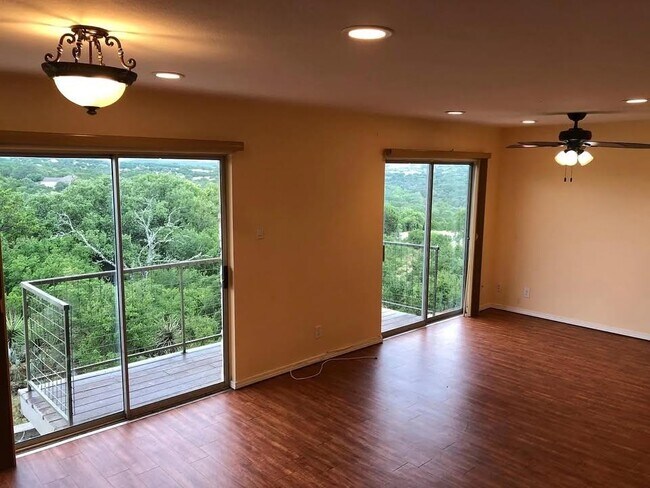 Foto del edificio - 1008 Clayton Nolen Dr