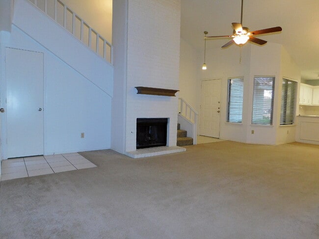 Building Photo - Beautiful Townhouse off Frankford!