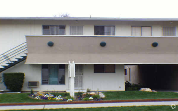 El Pomona Plaza - Berkley Apartments