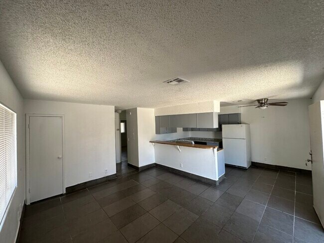 Foto del edificio - 1641 N Lamont St