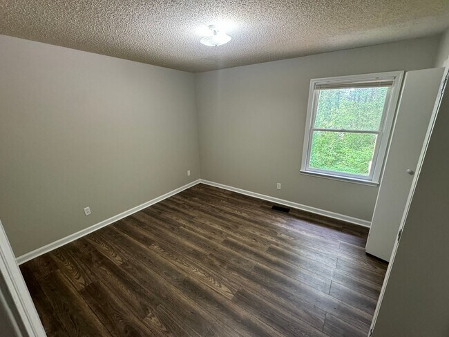 Foto del edificio - Freshly remodeled.