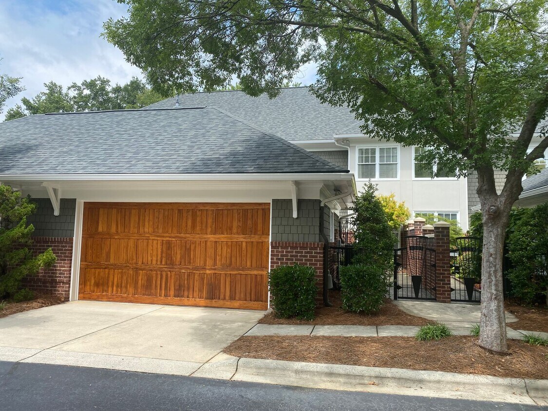 Foto del edificio - Elegant 4-Bedroom Luxury Townhome in South...