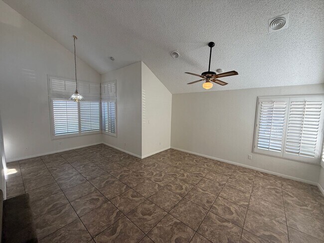 Foto del edificio - Spacious 4-Bedroom Home with Solar, Pool & Spa in Lancaster!